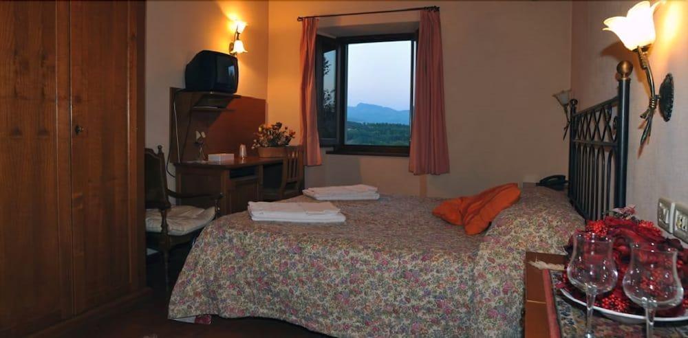 La Torricella Hotel Попи Екстериор снимка