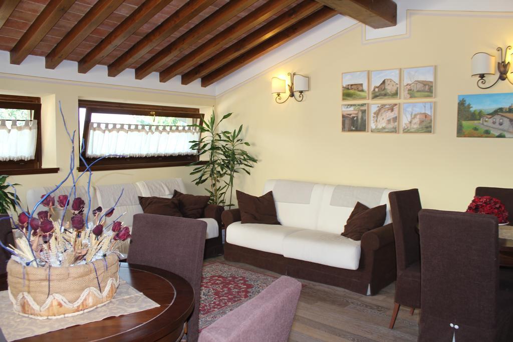 La Torricella Hotel Попи Екстериор снимка